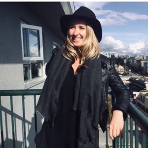 Meet your Posher, Caitlin